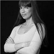 Soy artista escénica y soy profesora de expresión corporal y teatro. Creo en el arte como forma de autoconocimiento.